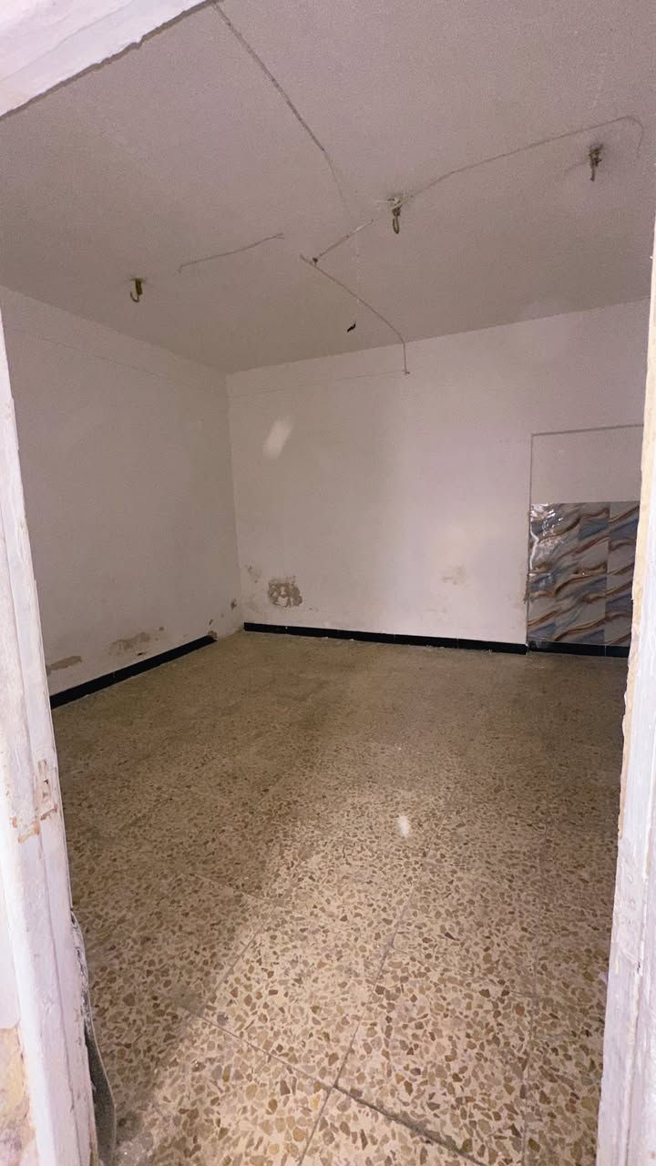 دار لليجار في الشعب شارع عدن م55 يحتوي على طرمه صغيره ومطبخ وخدمات واستقبال وغرفه نوم كبيره ايجاره 250 الف قفل قفل رجاً بدون عملة 
مكتب المهندسين للعقار***********
