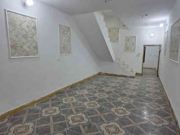 السلام عليكم 
مشتمل للبيع طابو ٢٥ ومرقم من البلدية المساحة ١٠٠ متر كوت حي الحكيم قرب معمل الاوكسجين مقابيل الدبية 
يتكون من طابقين 
الطابق الاول مطبخ وصالة كبيرة وصحيات ومنور 
والطابق الثاني غرفة نوم وصالة كبيرة والطابق الثالث بيتونه 
الاساس طابوك والبناء بلوك وطابوك صب مسلح 
السعر ٢٤ وقابل للتفاوض 
مراجعة مكتب دلالية السعيدي قرب حسينية ياسر خليفة 
للاستفسار 
٠٨٨٣٣٤٤١١٤٠ واتس اب 
*********** احمد السعيدي
