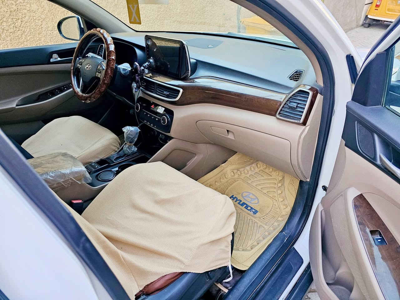 هونداي توسان2019 خليجي  مواصفات كوري محرك 2000 (دوش) المرغوب
فول مواصفات – واحد على واحد
الممشى: 93 ألف كم
مكفولة
من الصبغ،التبديل
كوري أصلي
المواصفات:
بصمة تشغيل
سقف بانوراما
كشنات جلد بقلاوه مع تبريد قطعتين
دواخل صاج 
شاشة كبيرة
تحكمات استيرن
مرايات شفط مع إشارات بالمرايات
لايتات أمامية LED (بالدعامة)
لايتات خلفية LED
5 عدسات
بريك رجل
5 ويل كب
ثلاث أنظمة قيادة:
Eco / Sport / Normal
تحكم بالإضاءة
أبواب أمامية بصمة
حساس خلفي
كامرة خلفية
سنوية وأرقام جديدة
بصمتين مال الشركة موجودات
تايرات جديدة
شرط التحويل نفس اليوم
التواصل 
***********
