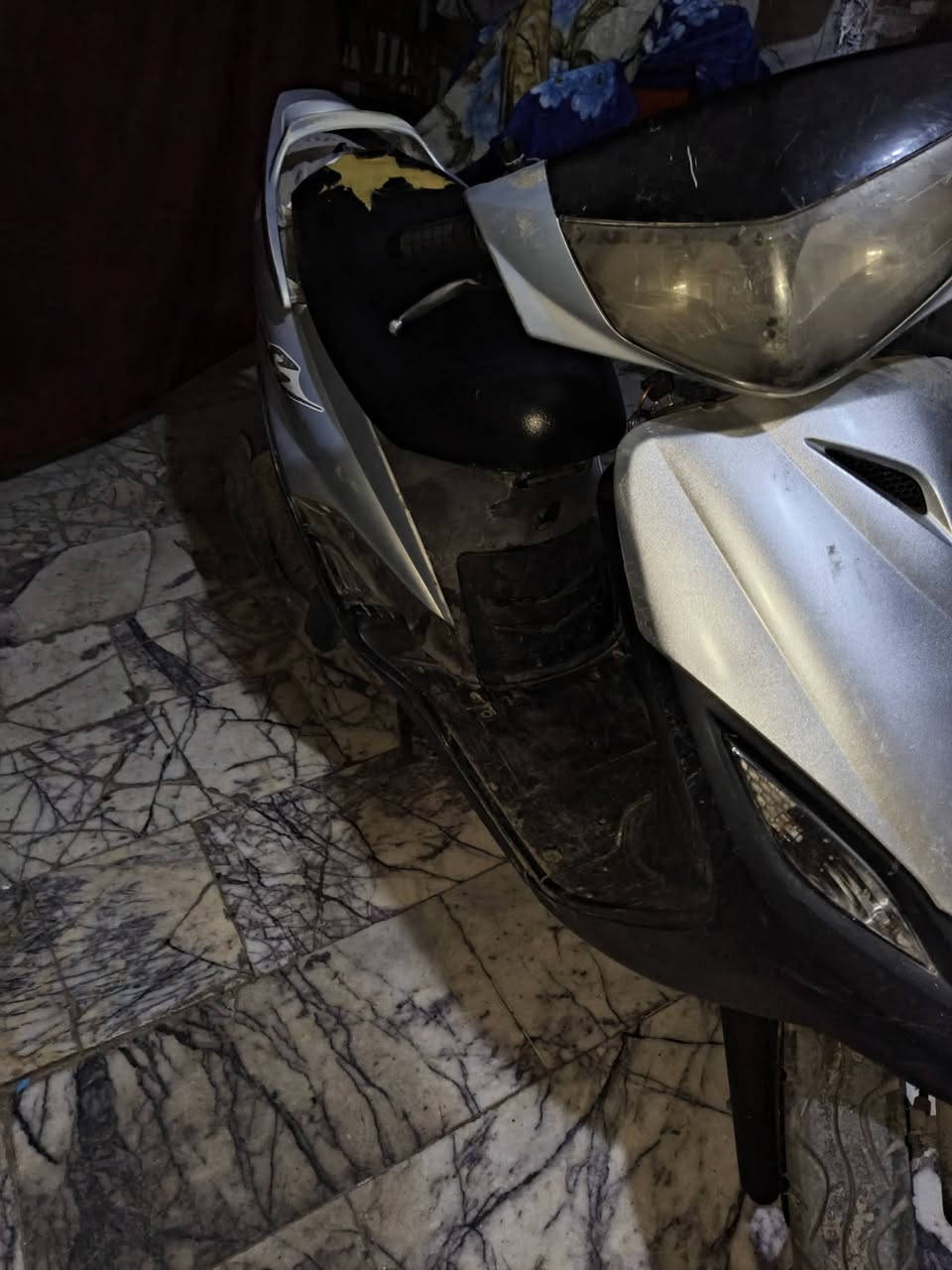 السلام عليكم ماكس140 لبيع الدراجه جانت تشتغل وهسه طافي مادري ناريه كايمه بيع هذه لموجود كهربيات كله شغاله سلف وهندر كله شغاله وسعر 150 وبيه مجال العنوان الدوره اتصال ***********
