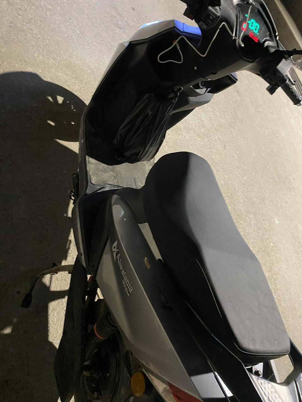 ماطور الوطنيه للبيع 
مواصفات 
ست باتريات دبل دبل ٣٢AM*٧٢v
لايت عالي ناصي 
اشاره يمين واشاره يسار 
ثلاث سرعات 
مكان يوسبي شحن 
نضام رجوع لخلف 
ماطور جديد مصارله شهر يمي 
لسعر والاستفسار واتساب 
***********
(ملاحضه) يرهم مراوس بايراني +فرق
