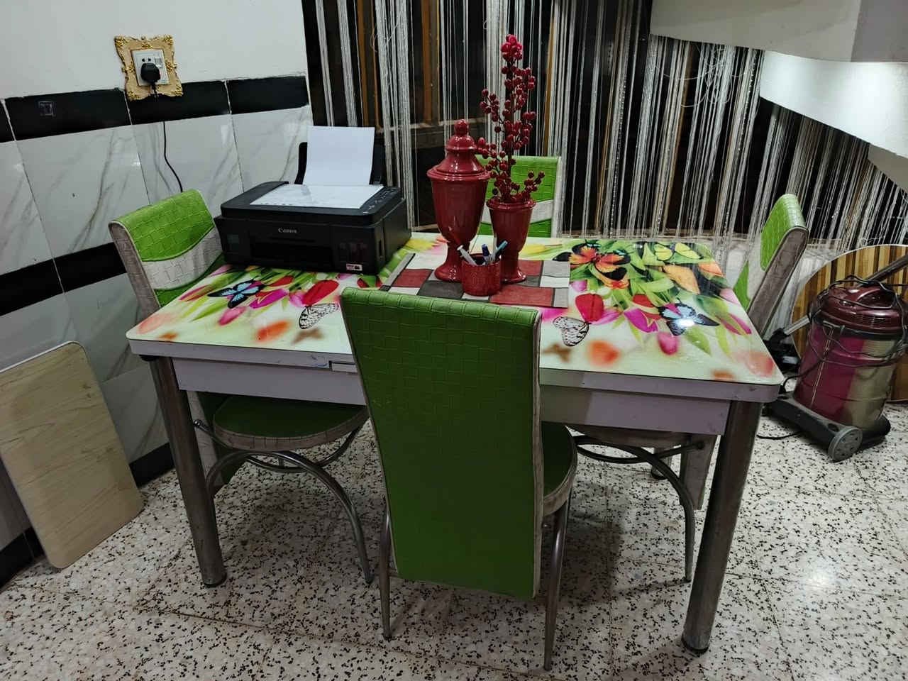 للبيع سعر ١٠٠ وبي مجال ***********
