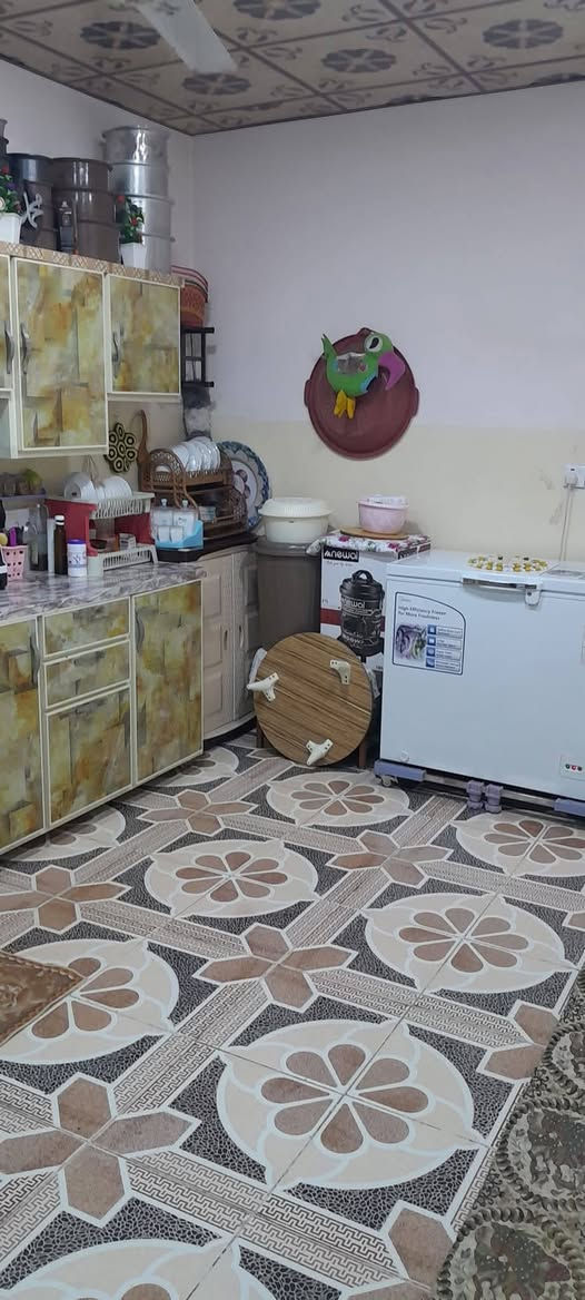 بيت للبيع حي الوحده المساحة100رقم ***********
