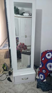 غرفة لون اليض نضيفه وبعدها منصوبه الي يحب يجي يشوفهه  اشتريتهاا بمليون...