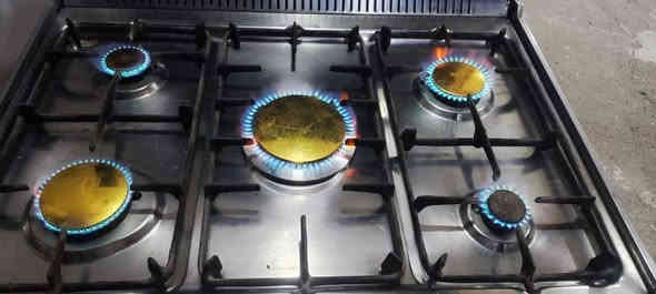 السلام عليكم 
طباخ مستعمل نضيف كلشي شغال حجم كبير 5 عيون والفرن شغال هم وما ناقصه اي شي 
العنوان العزه القديمه
رقم ***********
سعر 140 بي مجال
