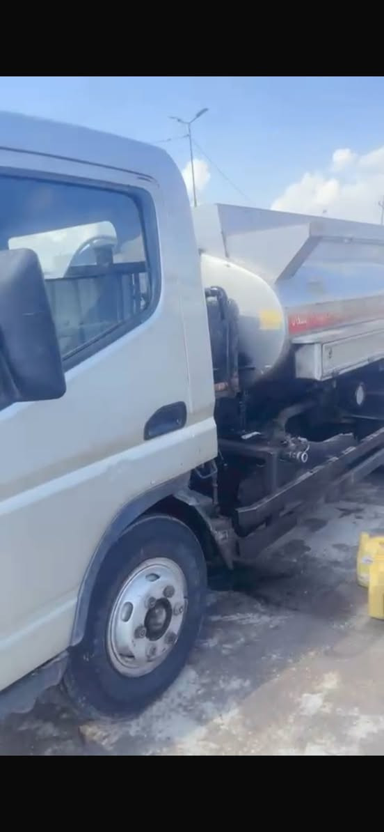 السلام عليكم
كنتر مستيبوشي 2007

الحمل 4400خانتين بلادي سحب دفع عداد ياباني السعر 155$

***********

عنوان السيارة بغداد/كرادة
