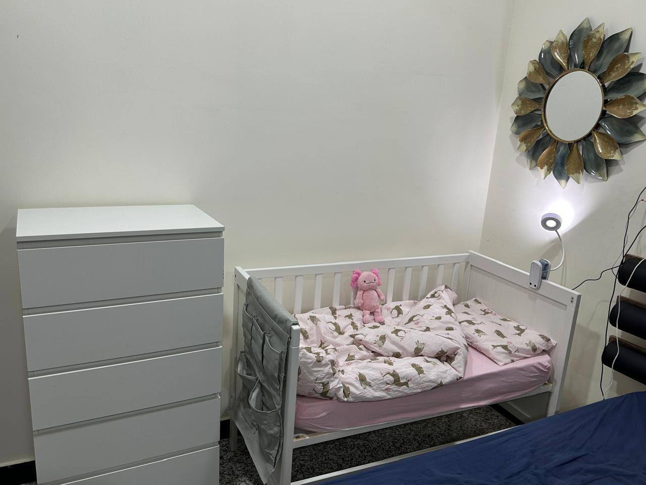 للبيع: سرير أطفال من ايكيا (IKEA) ⚪
المواصفات:
​الماركة: ايكيا الأصلي.
​اللون: أبيض.
​الحالة: نظيف جداً وبحالة ممتازة (كما هو موضح بالصور).
​التصميم: يتميز بمتانة خشب ايكيا وشكله الأنيق الذي يناسب غرف الأطفال.


**إذا كنت صاحب هذا الإعلان وتريد حذفه لأي سبب، رجاءا أرسل رسالة إلى الدعم الفني**