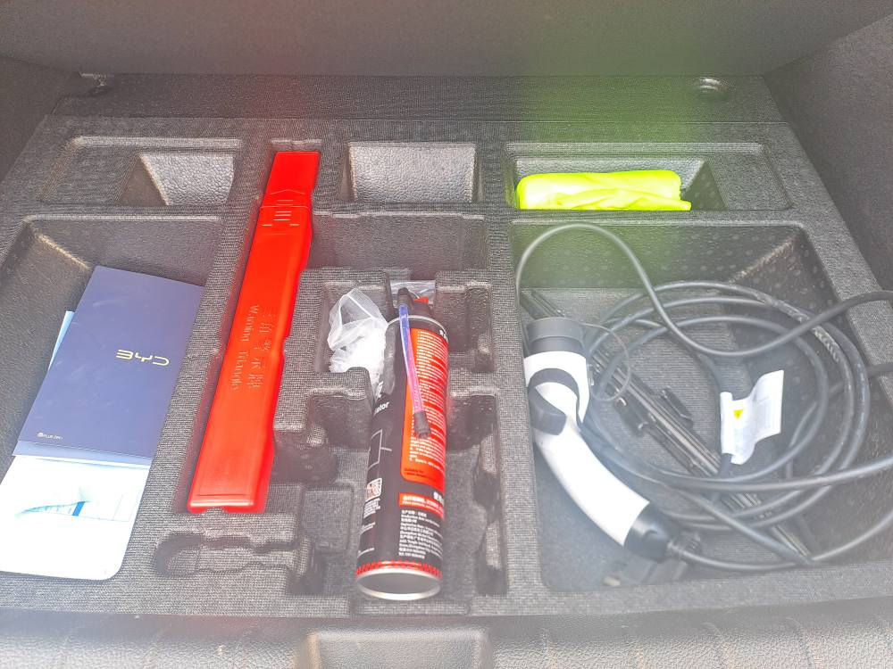 BYD QIN PLUS
ماوەی ڕۆیشتن 2600 km 
کاتی ڕەقەم نەکرایە 64 ڕۆژ ماوە لۆ ڕەقەم 
سبوغ تەنک ، ناو کرێمی تەنها دوو قۆپی هەیە دیاریم کردووە
***********
*********** شقلاوة, أربيل
