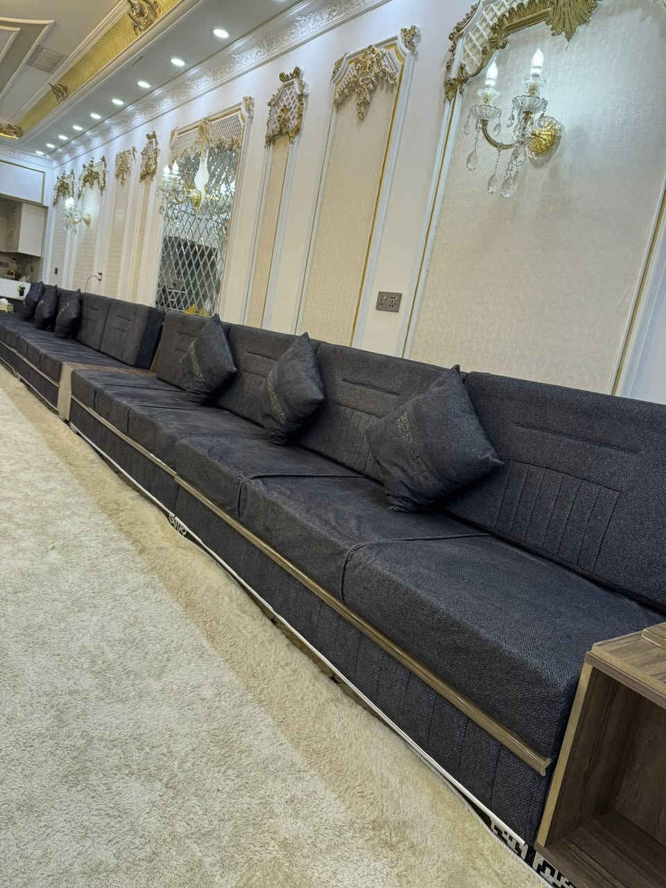 سلام عليكم للبيع ديوان
خشبي طوله 12.5متر
 كله خشب  mdf
 سعره 850 الف 
للاستفسار 
***********
