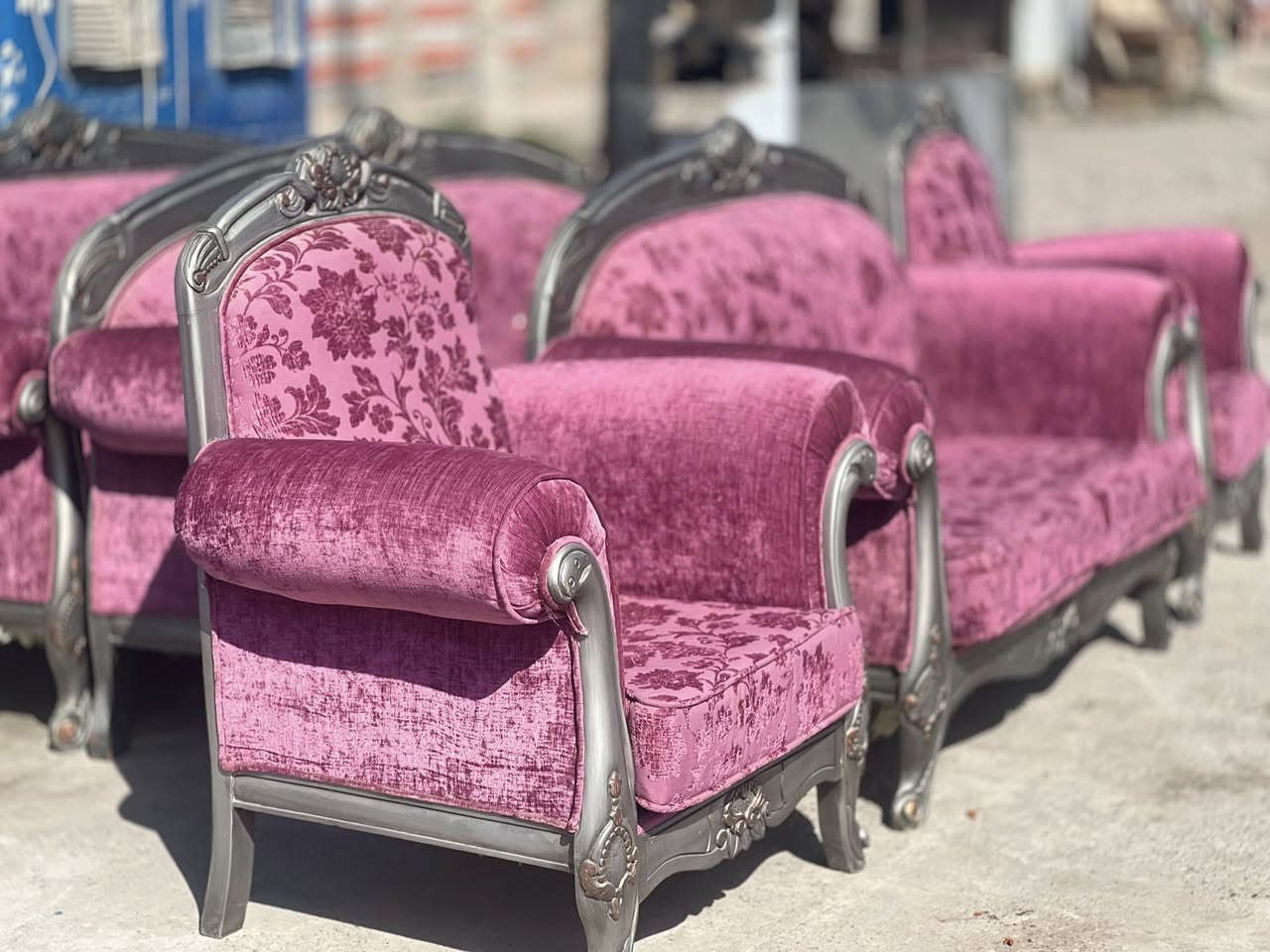 تخم ملكي (10)مقاعد 
معرض ومزاد البيت 
دلي عباس/العبور قرب جسر الشيخ حسن  
***********
