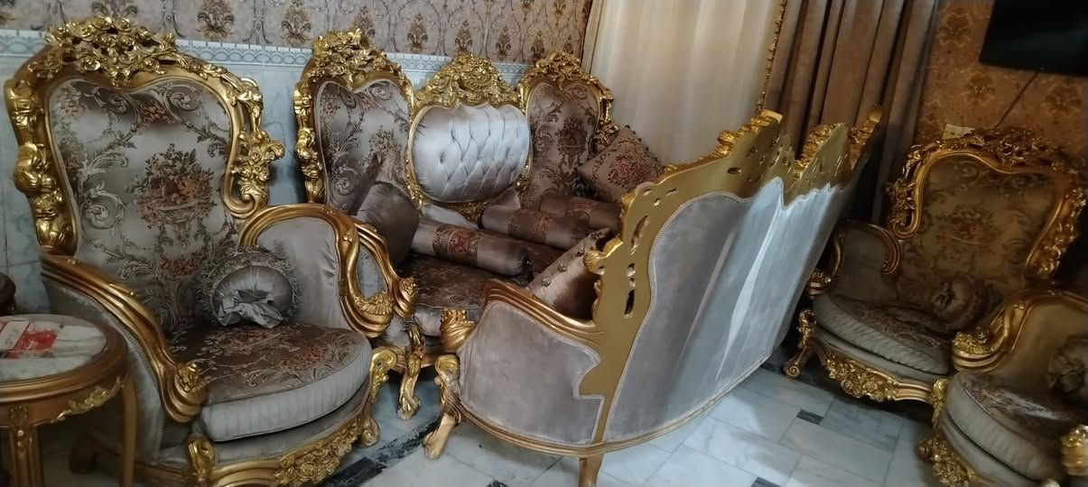 تخم ملكي مصري زان 12 مقعد ماكون من 4 كراسي وقنفات 2 كل قنفة بيها 4 مقعد المكان بغداد جميلة للاستفسار الاتصال بصاحب التخم *********** سعر البيع مليونين
