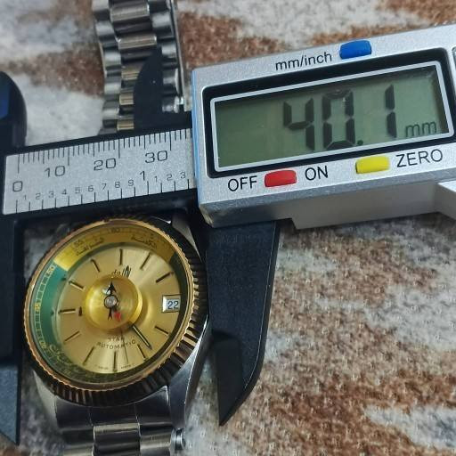 ساعة "دليل" السويسرية القديمة (Dalil Star Automatic)، وهي من الساعات التراثية الشهيرة النادرة التي صُنعت خصيصاً للمسلمين في فترة السبعينيات والثمانينيات. [1, 2]
ساعة "دليل" السويسرية القديمة (Dalil Star Automatic)، وهي من الساعات التراثية الشهيرة النادرة التي صُنعت خصيصاً للمسلمين في فترة السبعينيات والثمانينيات.أبرز مواصفات ومميزات الساعة:تحديد اتجاه القبلة: تحتوي على بوصلة مدمجة (زيتية) في منتصف الميناء، تظهر على شكل سهم أسود وأحمر لمساعدة مرتديها في تحديد اتجاه الكعبة المشرفة أثناء السفر.الكتابة والزخرفة التراثية: يحيط بالميناء إطار داخلي يجمع بين اللونين الأخضر والذهبي، ومكتوب عليه بالخط العربي عبارات إرشادية مثل "الكعبة" و"الشرقية". كما تشتهر هذه السلسلة بنقش العبارة التراثية: "دليلٌ بها المسلمُ في الأسفارِ يهتدي".نظام الحركة: تعمل بنظام حركة أوتوماتيكية ميكانيكية سويسرية الصنع (Swiss Made).الهيكل والتصميم: تأتي بإطار علوي مضلع ومطلي بالذهب (Fluted Bezel) مع نافذة لعرض التاريخ عند مؤشر الساعة 3.تُصنف هذه الساعة اليوم كقطعة "فينتاج" (Vintage) نادرة وقيمة جداً، ويبحث عنها هواة جمع الساعات والتحف الإسلامية القديمة.


**إذا كنت صاحب هذا الإعلان وتريد حذفه لأي سبب، رجاءا أرسل رسالة إلى الدعم الفني**