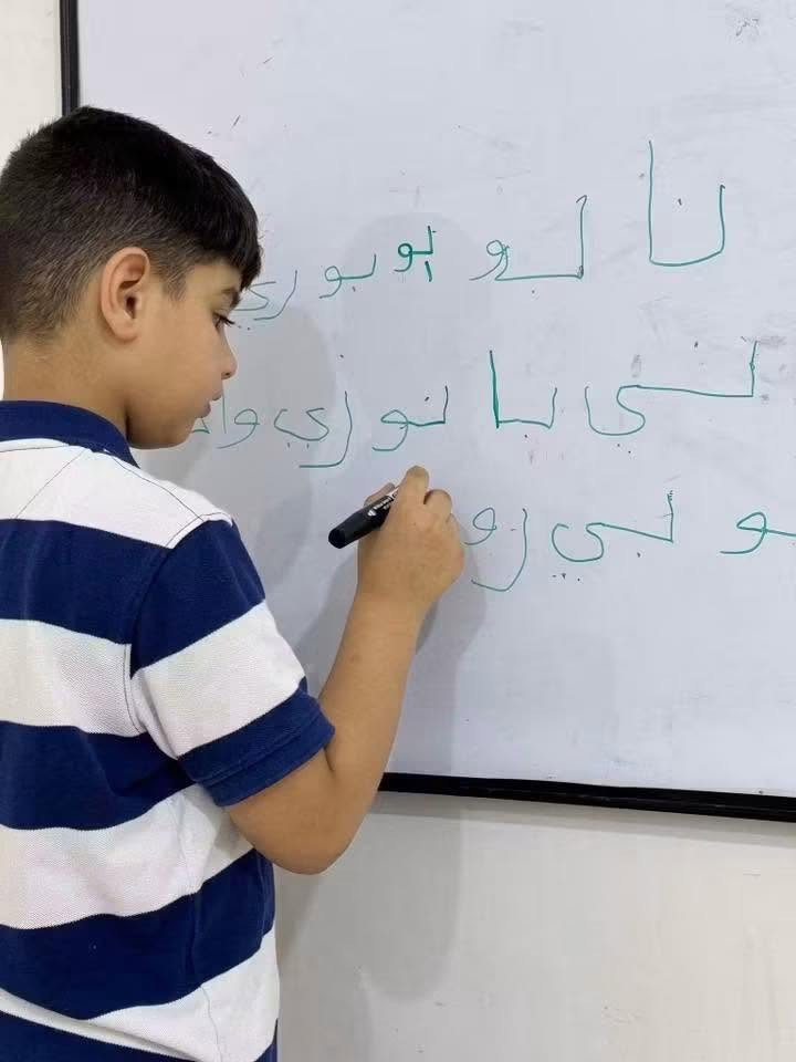 #المهارات الأربع في منهج القراءة الجديد للصف الأول هي:
1. الاستماع: أن يستمع التلميذ للنصوص والكلمات ويفهم ما يسمعه.
2. التحدث: أن يعبر عن أفكاره ويشارك في الحوار بشكل صحيح.
3. القراءة: أن يقرأ الحروف والمقاطع والكلمات والجمل بطلاقة وفهم.
4. الكتابة: أن يكتب الحروف والكلمات والجمل كتابة صحيحة و واضحة .

وتم تصميم المنهج بحيث تنمو هذه المهارات معاً فلا تقتصر العملية التعليمية على حفظ الحروف فقط بل تهدف إلى بناء تلميذ قادر على الاستماع والفهم والتحدث والقراءة والكتابة

يعلن مركز طريق النجاح للدورات في واسط عن بدء التسجيل في دورة التأسيس الشاملة للقراءة والكتابة للصف الأول الابتدائي، وفق المنهج الجديد المتكامل.

الخاجية / شارع مدرسة النهرين الأهلية - مقابل مجمع البيت الأوروبي للبالة - مجاور أفران جنة الحسين.
📞 للحجز والاستفسار، تواصل معنا عبر الأرقام التالية:

 ***********
 ***********
✨ مركز طريق النجاح.. معاً نصنع مستقبلك! ✨
