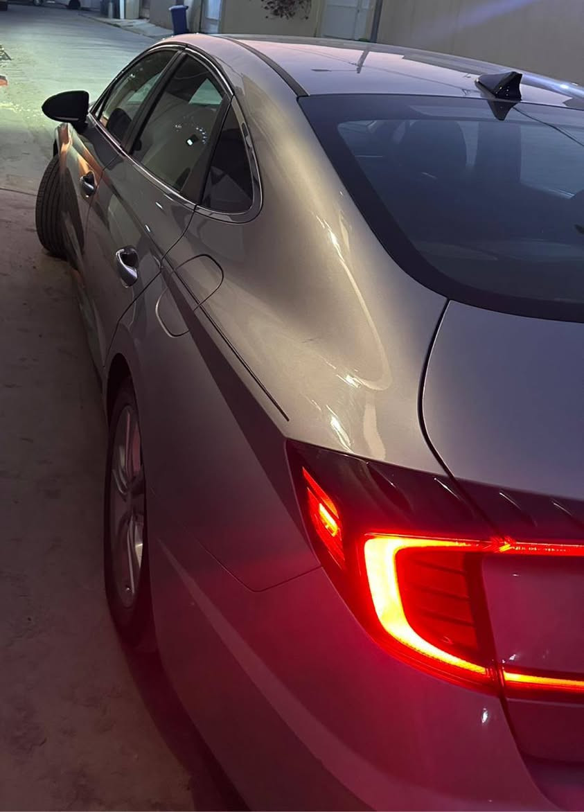 _____________________________
اسم السيارة :هونداي سوناتا 
الفئة : هايبرد (كهرباء - بانزين )
الموديل : 2021
اللون : سلفر فاتح 
اللوحة : رقم بغداد
الضرر : قطعة 1 صبغ 
_____________________________
الــمــواصــفـــات :-
1 - محرك 4 سلندر 2000 
2 - كشنات مخمل (اصل)
3 - كاميرا دوار ستيرن
4 - شاشة كبيرة ( ايباد) للتحكم في ايعازات السيارة
5 - تبريد قطعتين امامي خلفي
6 - لايت زنون + كشاف + حاجب 
7- عداد المسافة 98000 كيلو
8 - ايرباك سليم 
9 - منافذ USB امامي خلفي
10 - سستم صوت متكامل 
11 - تحكم ستيرن جهتين
12 - بصمة  2 باب + بصمة تشغيل
13 - رادار جانبي 
14 - نضام ABS مانع انزلاق
15- كشنات كهرباء 
16 - اشاير بالمري 
17- تحديد مسار 
18 - وباقي المواصفات الغنية عن التعريف 
_________________________
***********
