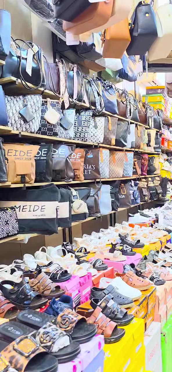 محلات العطار
🏃‍♀️🏃‍♀️🏃‍♀️🏃‍♀️🏃‍♀️
 تشكيلة واسعة من اجمل موديلات الجنط النسائية 
تخفيضات تخفيضات الاسعار بلاش بس ويانا 5000 آلاف دينار 
العنوان بغداد اليوسفيه قصرأ لاوسط قرب المحكمه سوق المدرسه القديم 
للحجز والاستفسار يرجى مراسلة الصفحه خاص  ***********
