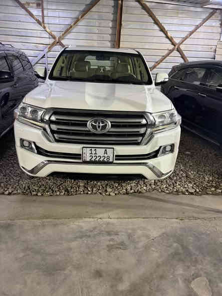 السلام عليكم للبيع تيوتا لاندكروز  2017 شركة جيهان مكفولة كفالة عامة رقم بغداد مميز باسمي بيع او امراوس بلاندكروز من موديل 22الى 25 ماشية 140 السعر 540 مع الرقم المميز مكان السيارة ذي قار قضاء الرفاعي ***********/***********
