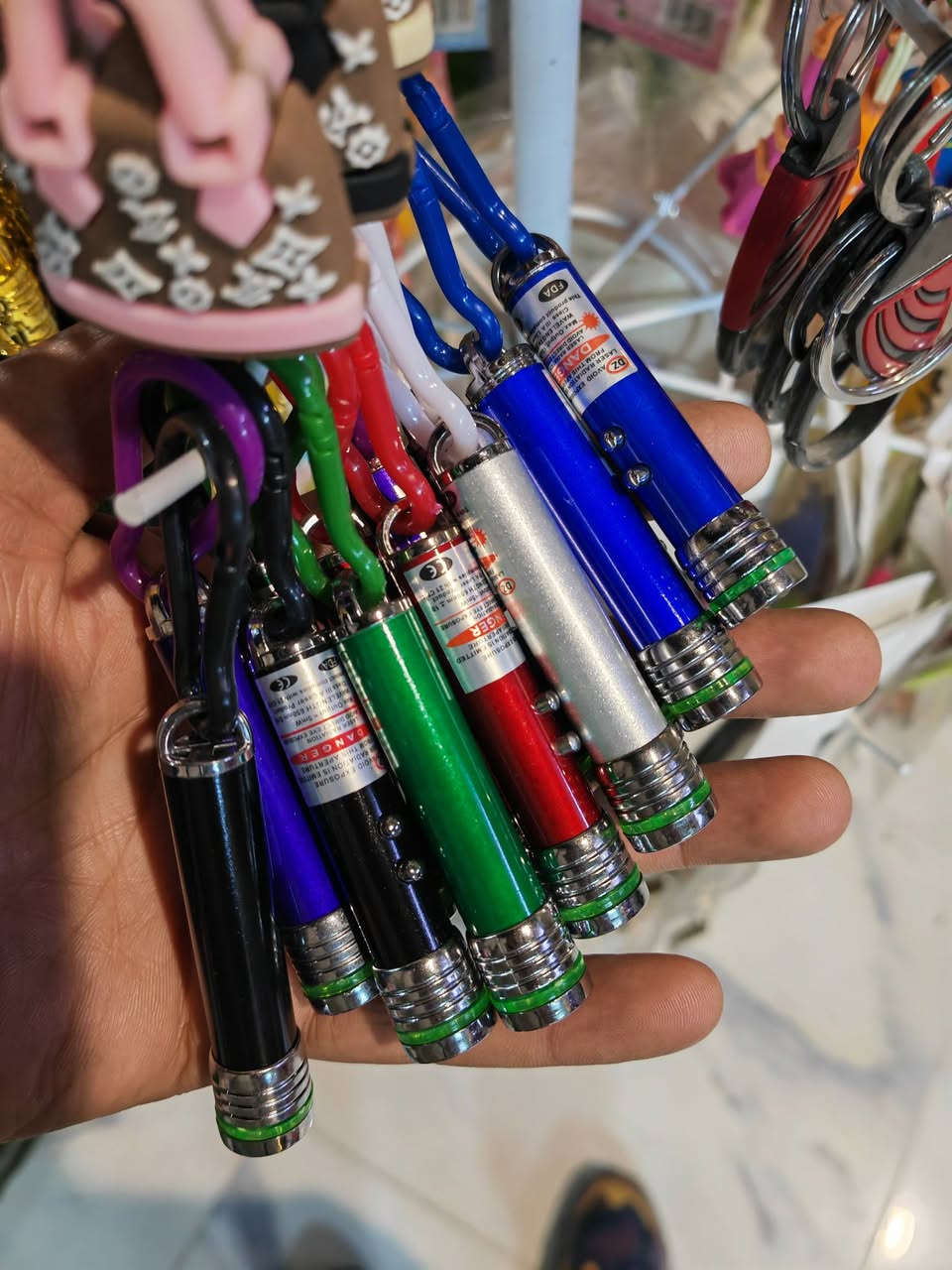 #جديدنا 
#مكتبة ن والقلم✍💼
#زورونا 🥳🥳🥳🥳
#المكان مجمع نخبة بسماية الطبي 
#هدايا ألعاب لوازم دراسية طباعة كبس هويات حجوزات الكترونية 
***********📞 للحجز والتواصل
سعر القطعة 1000 دينار.
