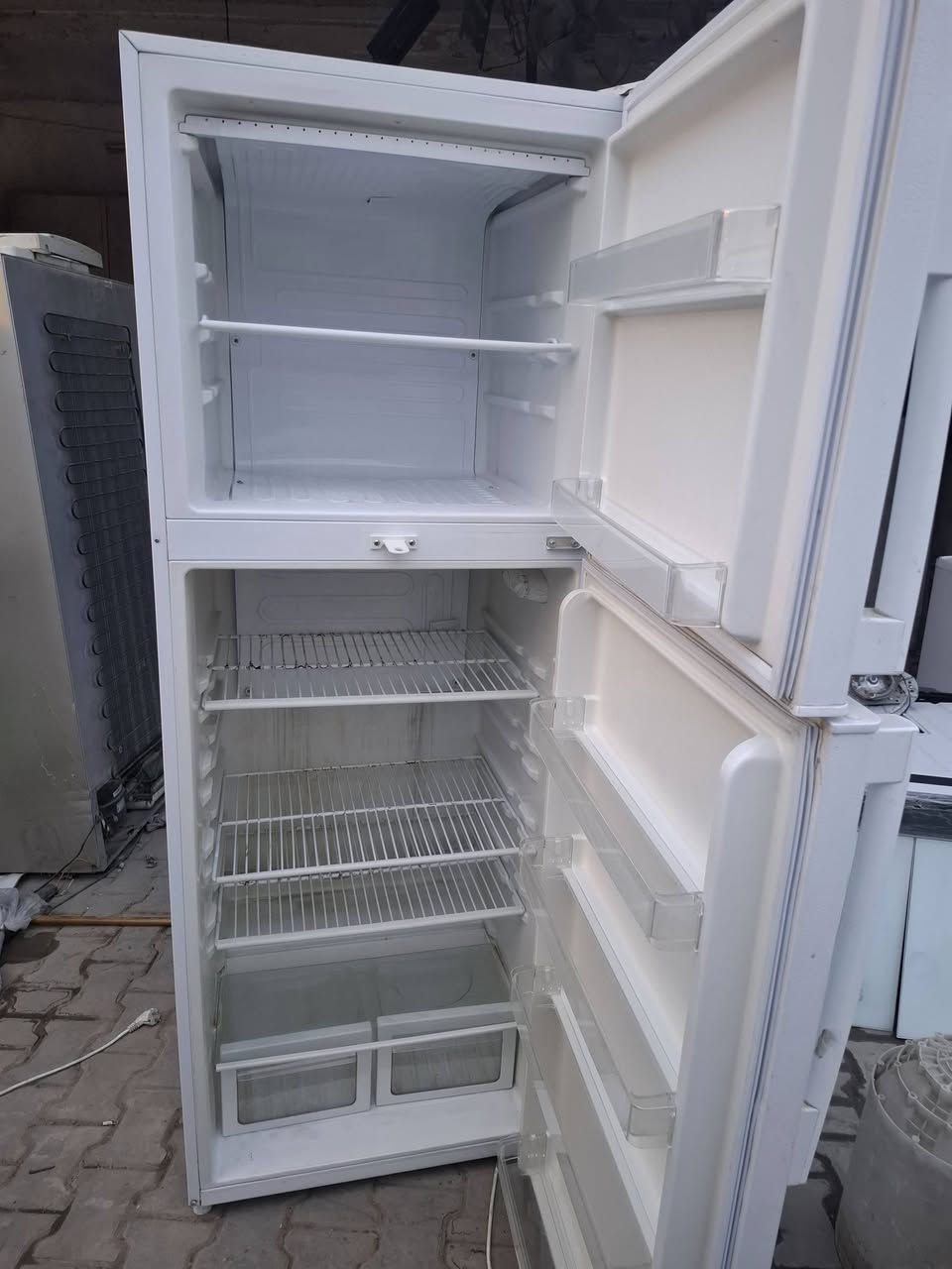 فول نضافة. الحجم. 20 قدم. السعر 275 وبيهه مجال.  ***********.
