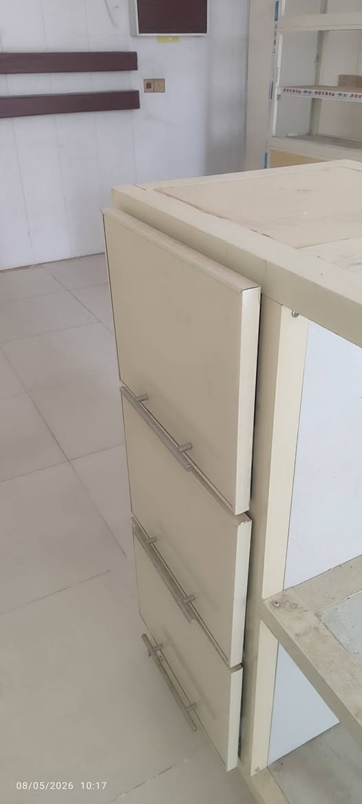 غراض محل موبايلات للبيع
بسعر مناسب 
***********
