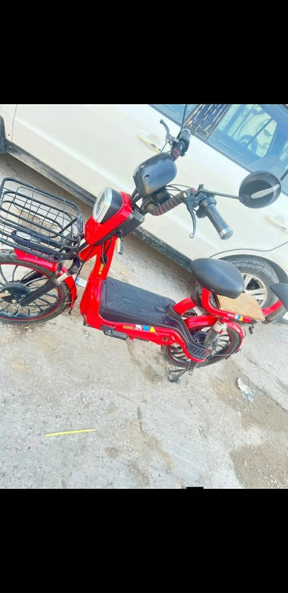 السلام عليكم دراجة شحن للبيع (بطاريات هابطة )السعر ١٢٥ الف قفل عنواني بغداد الدورة *********** مستعجل على البيع
