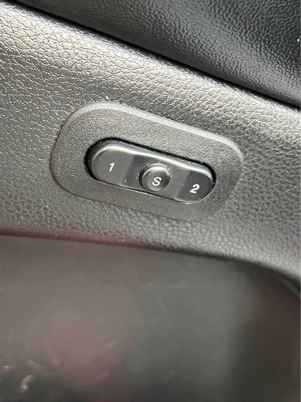 السلام عليكم جيب  شيروكي موديل 2017 سعر بلاش 175
بيه 4 قطع صبغ. فقط 
 فول موصفات جكات كشنات تبريد دفه كشنات كهرباء 
جلد ومخمل وبعد بيه هواي موصفات 
مكان سيارا اربيل 
*********** وتساب أربيل, العراق
