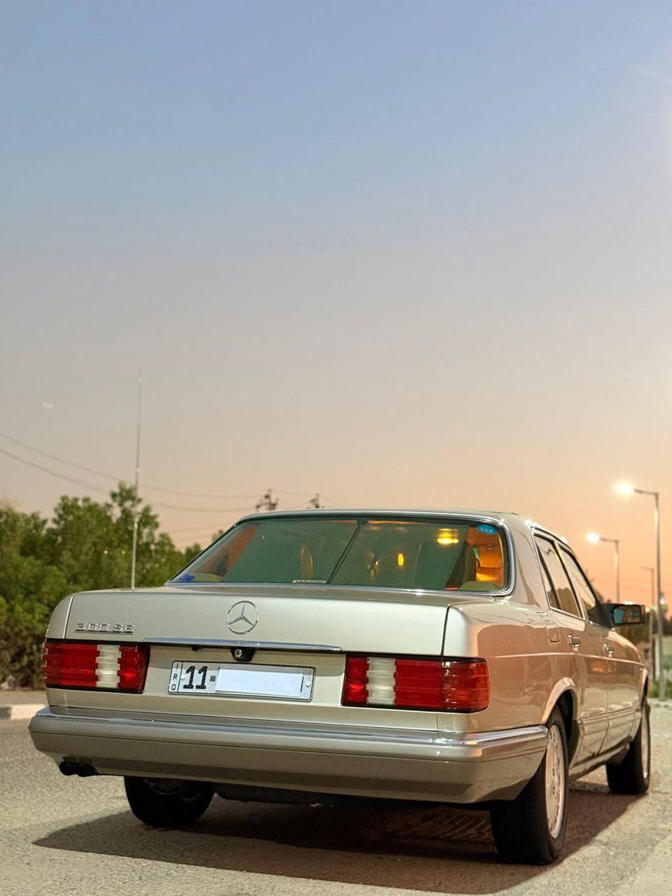 السلام عليكم 
((مكلف بالنشر))
_ _ _ _ _ _ _ _ _ _ _ 
للبيع مرسيدس رئاسي 300 SE موديل 1989

• محرك 6 سلندر (كاربيريتر)
• أعلى فئة (فئة الرئاسي)
• كشنات جلد أصلية
• تحكمات كهربائية كاملة
• بردة خلفية
• تليفون أصلي
• كشنات تدفئة
• تبريد وتدفئة السيارة يعملان بالكامل
• الاستيرن كهربائي
• جميع الأنظمة الكهربائية في السيارة تعمل بصورة ممتازة

حالة السيارة:
السيارة بحالة ممتازة جداً ومحتفظ بيها طوال السنين. الدواخل، المحرك، والجميع على وضع البلد ولم يتم التلاعب بأي شيء. السيارة مصبوغة بالكامل للجمالية فقط وليست حادثة أو مضروبة. يوجد بالسيارة رصعتين فقط.

السعر: 179 ورقة
ويوجد مجال للتفاوض للجادين.

مكانه:- سليمانية 
الرقم:- ***********

