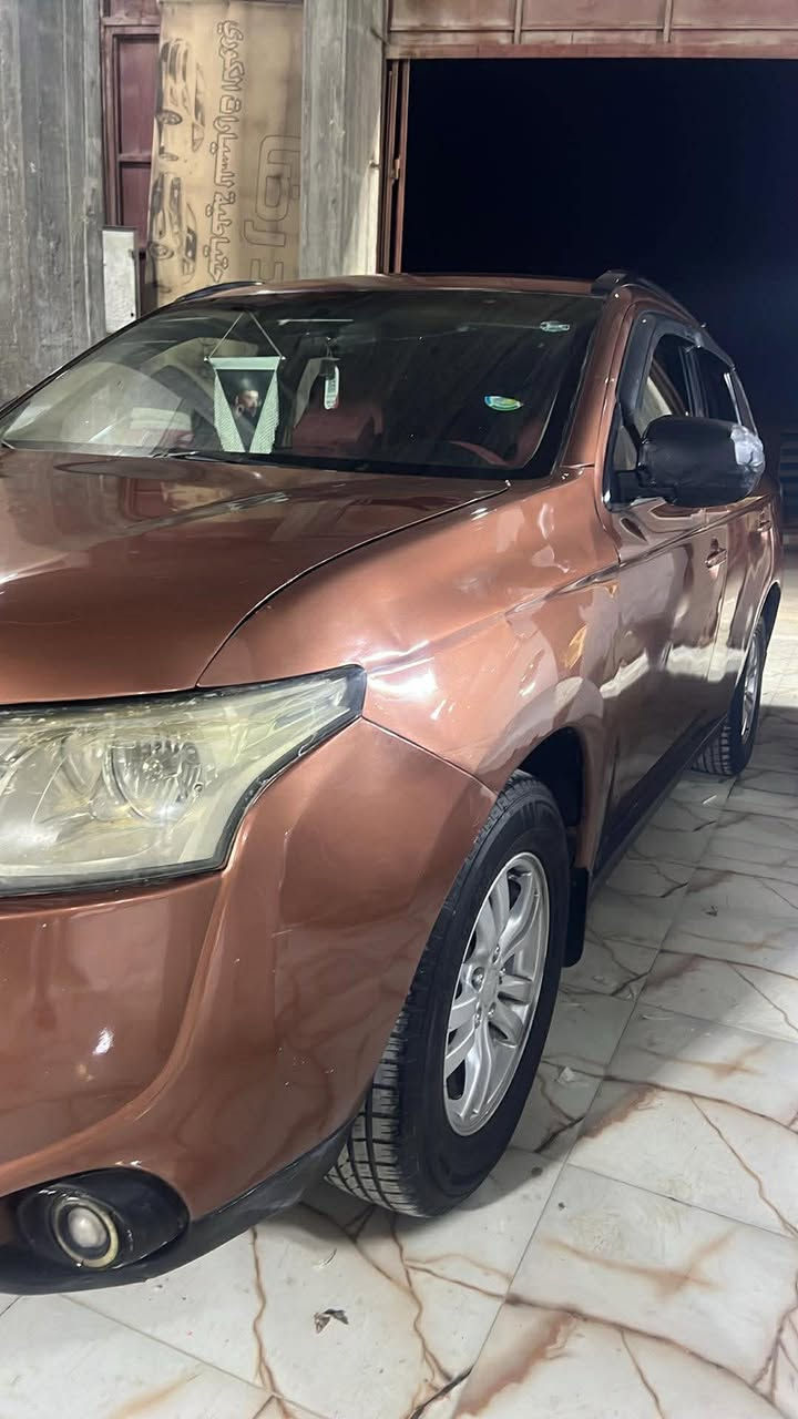 السلام عليكم سيارة ميسي بوشي  اوتلندر موديل 2013 سيارة جاهزه من كلشي مال بيت نظيفه راعيه موجود بالناصرية رقم شمالي سنوية مجدده 2027 تريد وكالة او مداور وترهم مراوس السعر75 وبيه مجال***********
