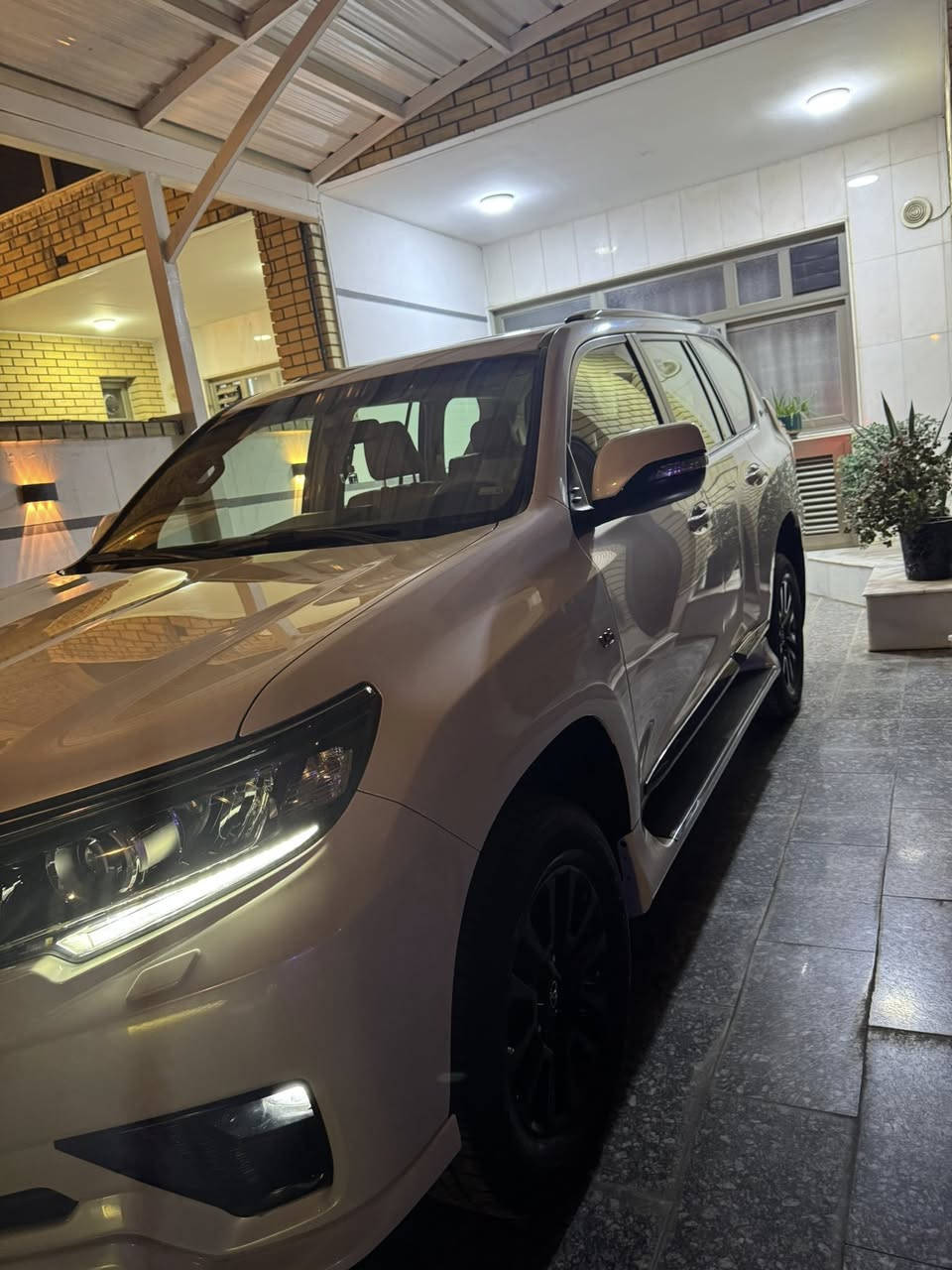 برادو ساز VX مدنايت موديل ٢٠٢١ للبيع ، السيارة نظيفة جداً ماشية ٧٤ الف كيلو فوول مواصفات بصمة وفتحة وشاحن تلفون و كراسي تدفئة وتبريد وكهرباء وجلد و ٧ راكب و ٣ قطع تبريد وتبريد منفصل وشاشة وكاميرا وحساسات ومري كهرباء وزنون وتحكم ستيرن دبل تانكي محرك ٤٠٠٠ و ٦ سلندر سيارة كاملة من كلشي بيها جاملغ امامي ايمن مبدل بلادي نفس اللون فقط وباقي السيارة مكفولة من الصبغ والبارد السعر ٤٣٢ وبيها مجال مكانها بغداد للاتصال ***********
