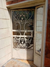 للبيع باب حديد +غربيه نضيفة وشغاله قيم واخذ 07714430999 مكاني الطوبجي