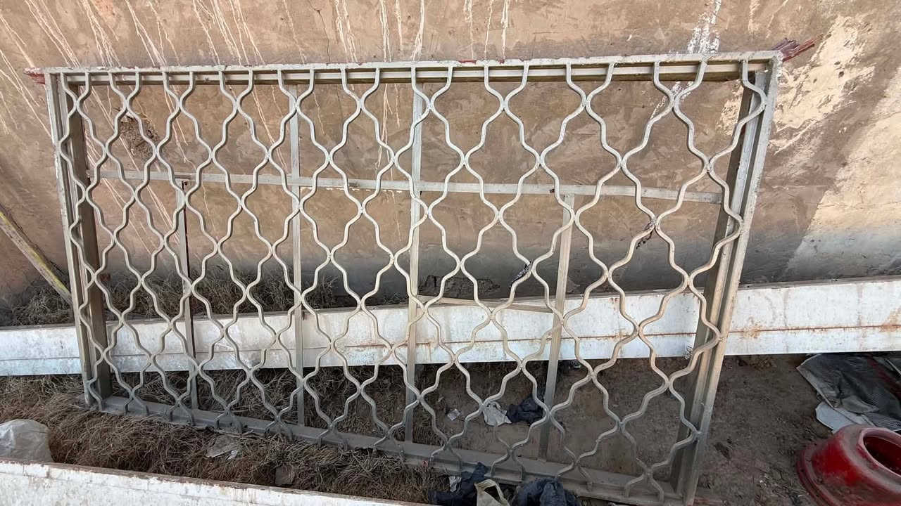 ثنين بيبان للبيع كامله هيه والجرجوبه ارتفاع متر و٩٧ سانتيم وعرض ٨٨ ونص سانتيم 
الشباج عرضه متر و٤٠ سانتيم 
ارتفاعه متر و٤٠ سانتيم 
المكان النجف الحيره


**إذا كنت صاحب هذا الإعلان وتريد حذفه لأي سبب، رجاءا أرسل رسالة إلى الدعم الفني**