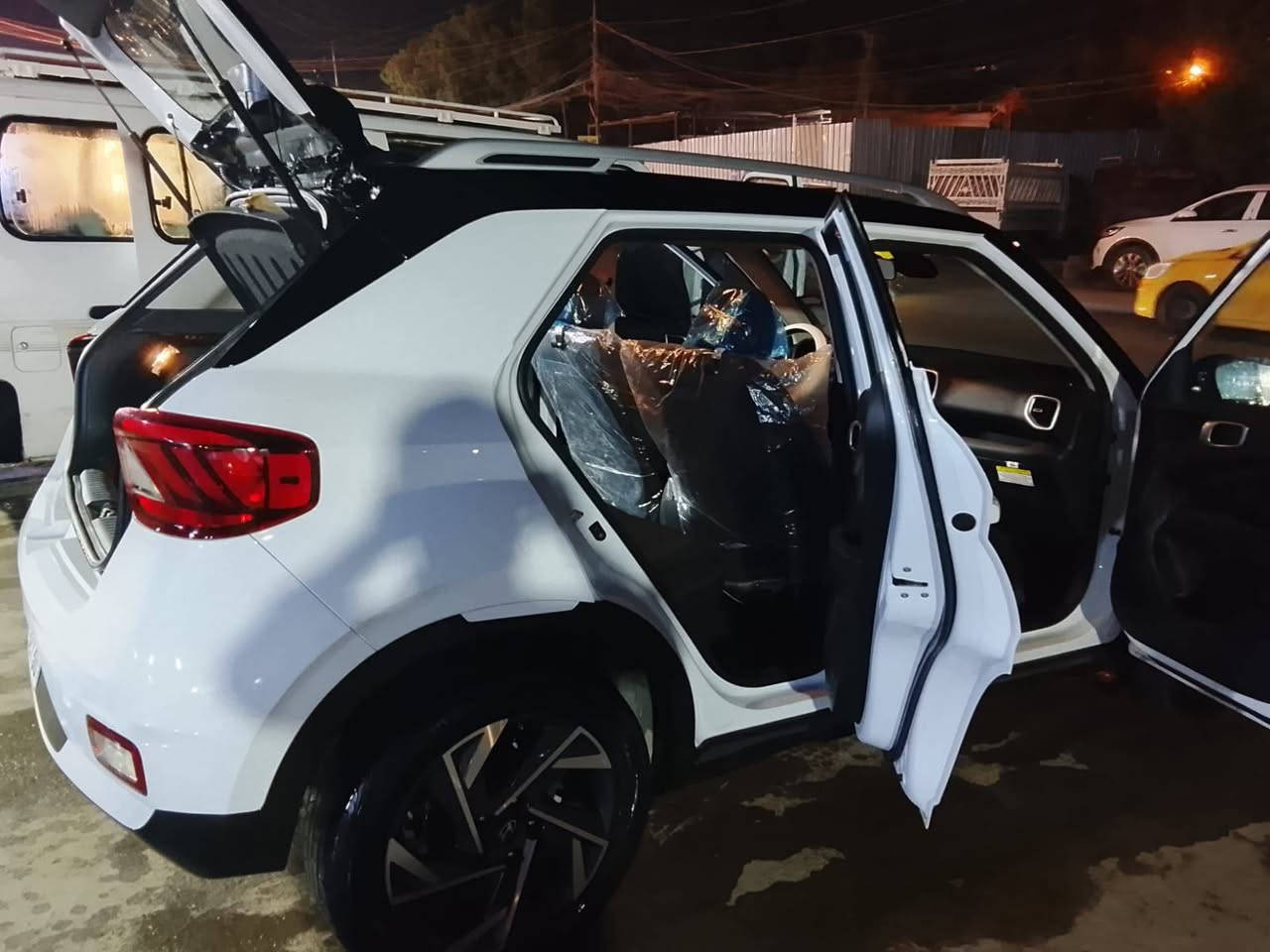 اخوان سيارة  Hyundai Venue.
فول مواصفات ما عدة الفتحه

بصمة 

موديل ٢٠٢٣

ماشية ٢٨

وارد امريكي 

حادثها  بسيط بس الوجه مال راديتر عندي صور الحادث

تبريد تدفئة 

مكاني بغداد العبيدي

السعر 142وبيه مجال وخادم اني للطيبين

للاستفسار ***********
