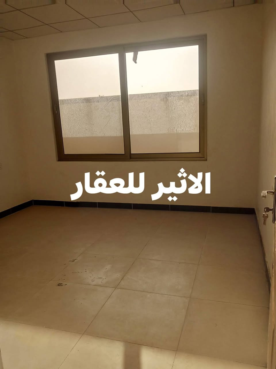 للأيجار 250مترطابقين ركن على حديقة مجمع مدينتي قرب جامعة كركوك طابق أول غرفتين نوم استقبال هول مطبخ صحيات عدد2. حديقة كراج سيارة+ طابق ثاني غرفة نوم وصحيات سعر 550الف حسب طلب صاحب الدار الاتصال بالرقم *********** أو زيارة مكتب الاثير حي الواسطي مقابل شقق الغاز السايدين القديم مقابل عيادة الدكتورة سلوى البياتي
