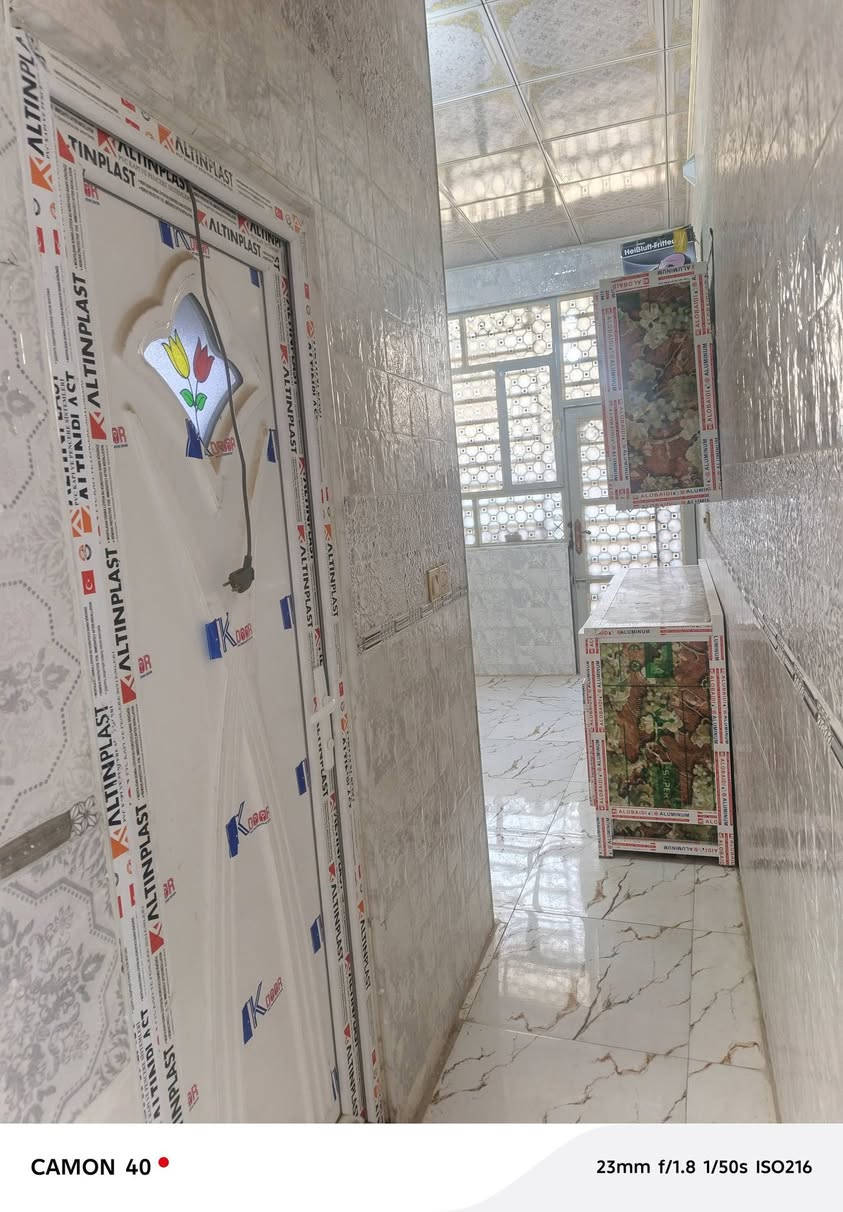 سلام عليكم بيت مجمع الدلة في كربلاء قرب جامعه العميد المساحة ١٢٦ متر المجمع خدمات كامله يتكون غرفتان نوم استقبال و مطبخ و صاله يتكون ٣ صحيات بلوك العتبه شغل درجه أولى البيت جديد ما مسكون  سند ٢٥ قرار محكمه السعر ٩٥ بي مجال***********
