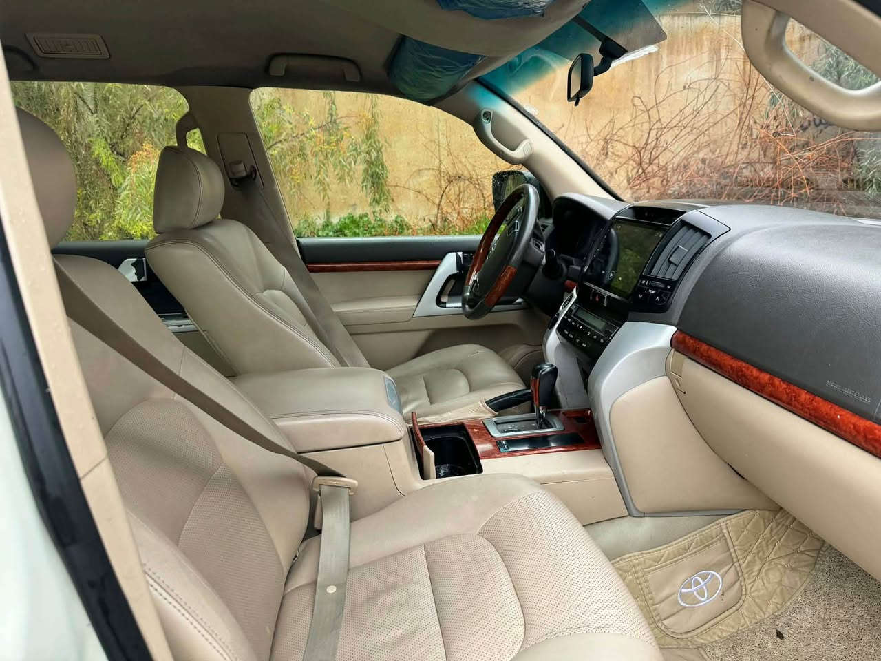 تۆیۆتا  لاندکروزر مؤديل ٢٠١٤ ماسه فات GX  فولى بئ سلايت سه ياره كى تابلئ جوانه ها مو شتى نوئيه  به نا وى خؤمه ها مو گيانى به شه رته  سه ياره كه سبوخ عامه پئشو پشتى كه پشه  سه حرى ٢٤٠ وه ره قه *********** أربيل, العراق
