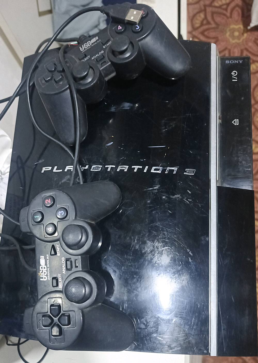 السلام عليكم بلي ثري مهكر مع الالعاب  شرط شغال 
ويدات اثنين 
مع جميع ملحقاته 
السعر 125 قابل للتفاوض. 
يوجد توصيل لجميع المحافظات. 