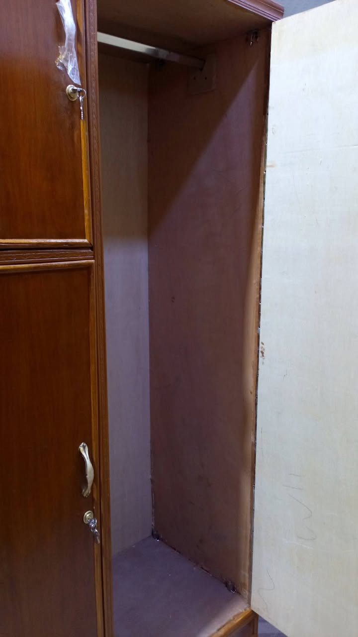 سلام عليكم كناتير بابين سعر الواحد 130 فول نضافه المكان رمادي الملعب سوك سلاله ***********
