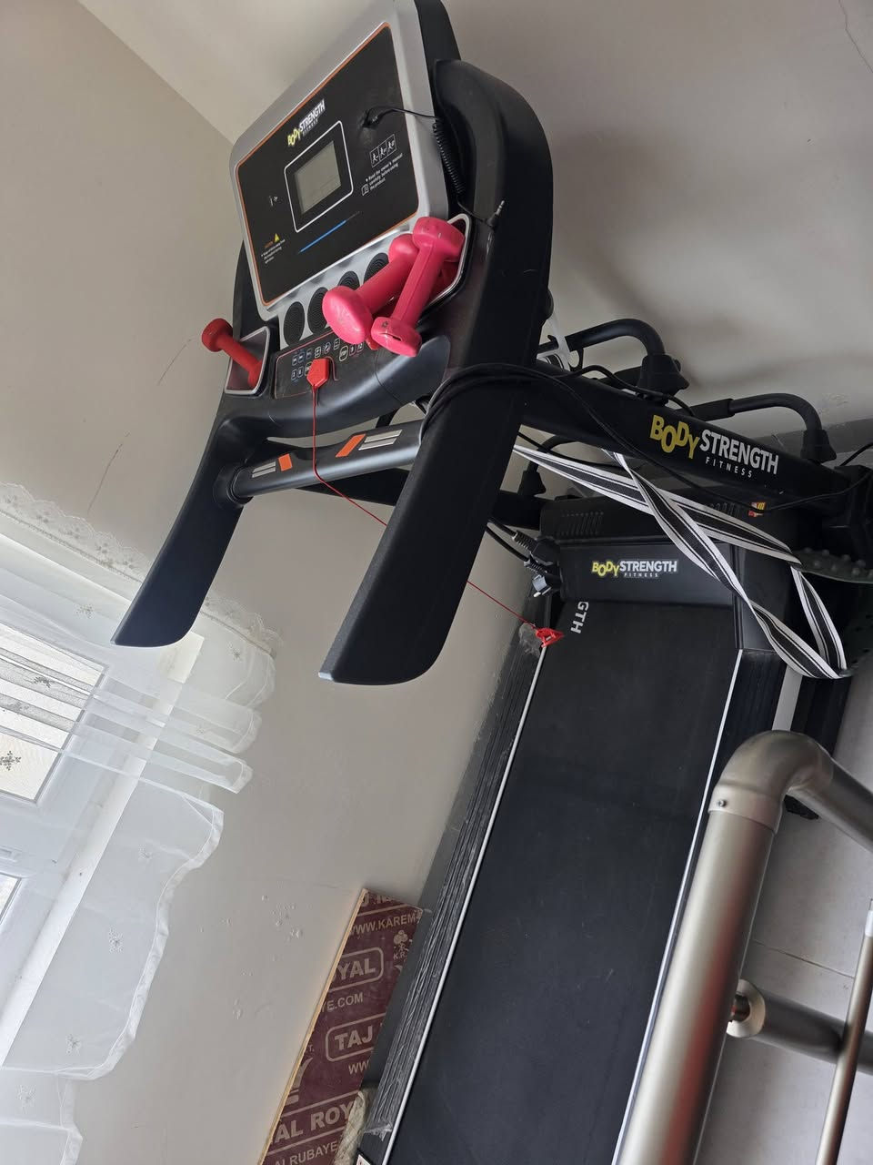 ئامێری ڕاکردن بۆ فرۆشتن
بۆ ئەوانەی دەیانەوێت لە ناو ماڵەکەی خۆیاندا وەرزش بکەن و کێشیان دابەزێنن، ئامێرێکی ڕاکردنی زۆر خاوێن و بێ کێشەو بۆ فرۆشتن هەیە.
شوێن: [کەلار ].
​بۆ پەیوەندی و زانیاری زیاتر:
📞 [***********]
یان نامە بنێرە بۆ مەسنجەر.
