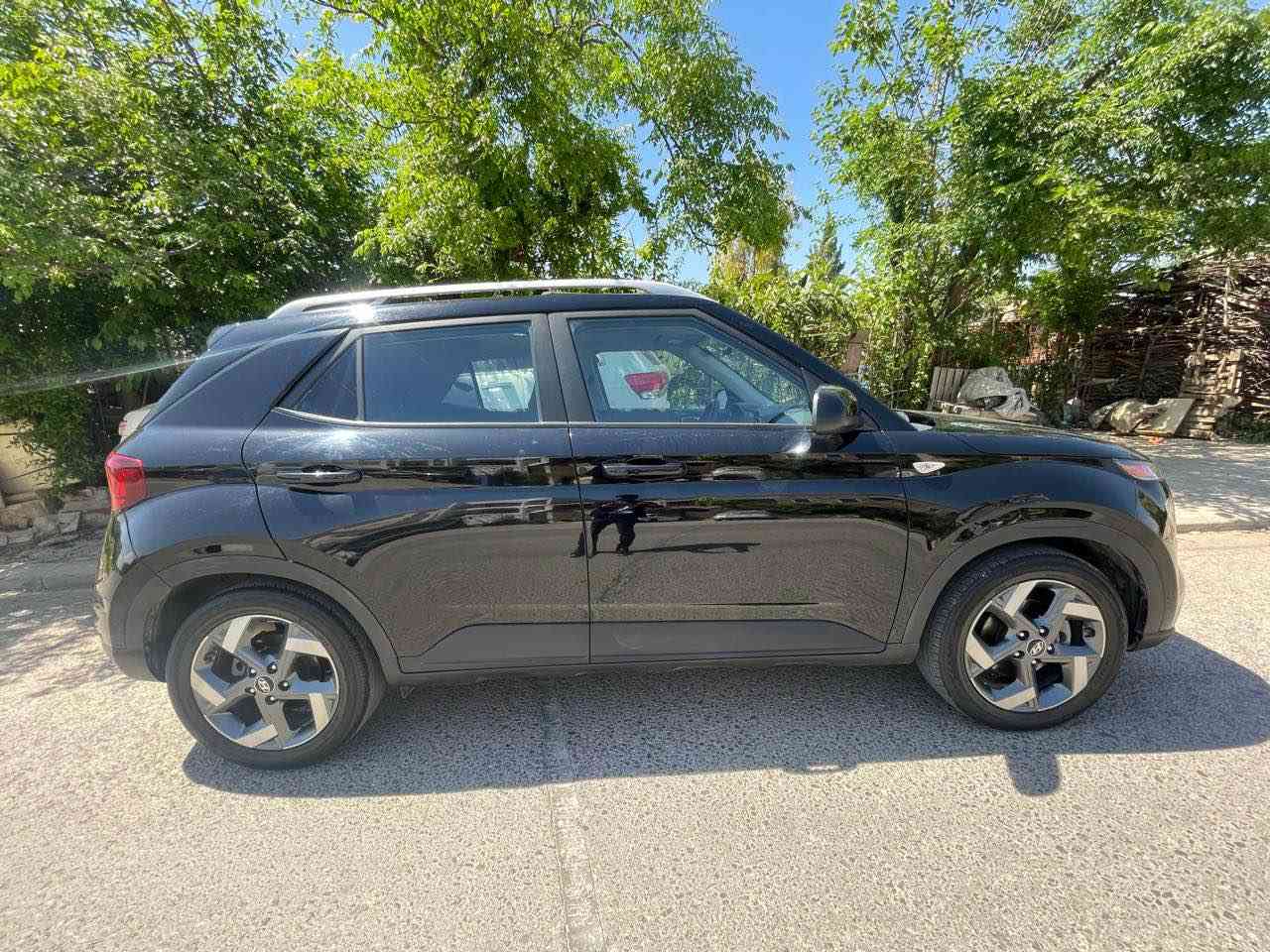 hyundai venue 2022 
هیوندای ڤینیو ٢٠٢٢ بێ سبخ بێ لێدران ئێرباگ سوکان تەقیوە قۆپێک بچووک لە چاملخی سەکن هەیە چاک نەکراوە
فولل مواسفات بێ مەسروفە بەناوی خۆمانە هەموو شتی بەشەرتە نرخی ١٢٧$
***********📞☎️ أربيل, العراق
