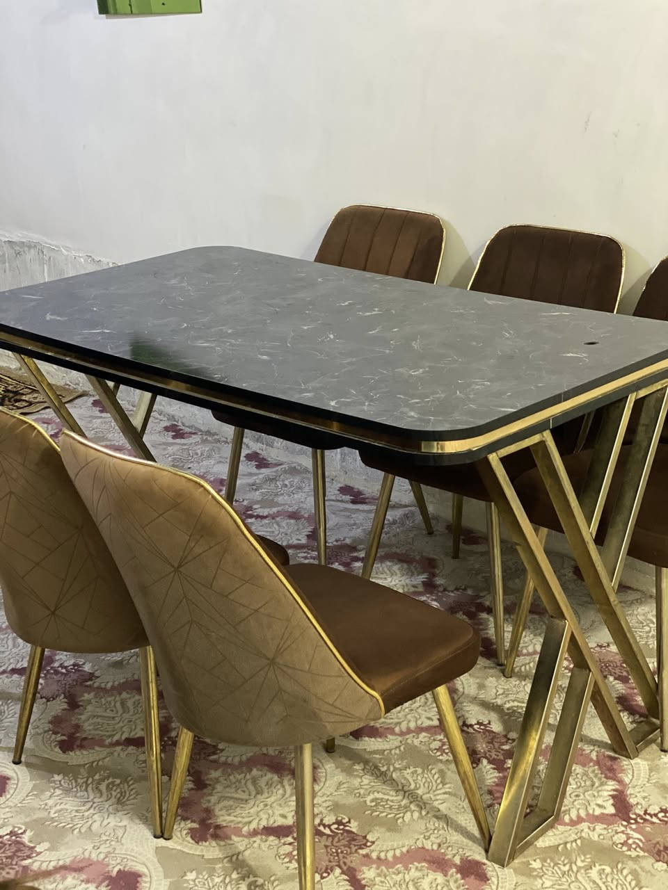 ميز طـــعام 🌭
لــــلـــبـــيــع✅ 
عـــدد الـكـــراســي ( 6️⃣ )
كــراســي كـلـه جــديــده ✅ 
كـــلشــي مــابــي لا كــسـر .. ولا فــطـر..✅
  كله جديد 🆕✅ 
مــــكــانــــــــي النـجـف الاشــرف ✅.            

 شــارع المــطـار مـقابــل الــرادار✅ 
رقــمـــي  *********** ✅ 
بي واتساب
