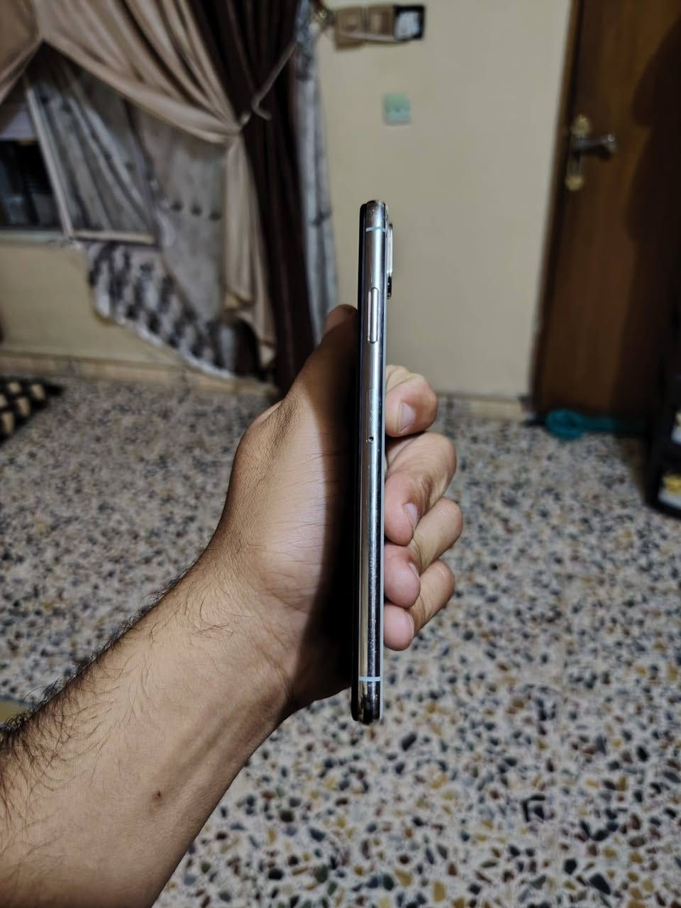 ايفون XS MAX
لون سلفر
ذاكرة 256👉
بطاريه 75 انساه بصرف
فيس ايدي شغال 
الجهاز كله بلادي 
فقط الكامره السيلفي مرات تكف مرات تشتغل 
جهاز نضافه واحد ☝على واحد ☝
وياه كفر 🎁
الجهاز مال جناي
للبيع او مراوس حسب القناعه 
***********
