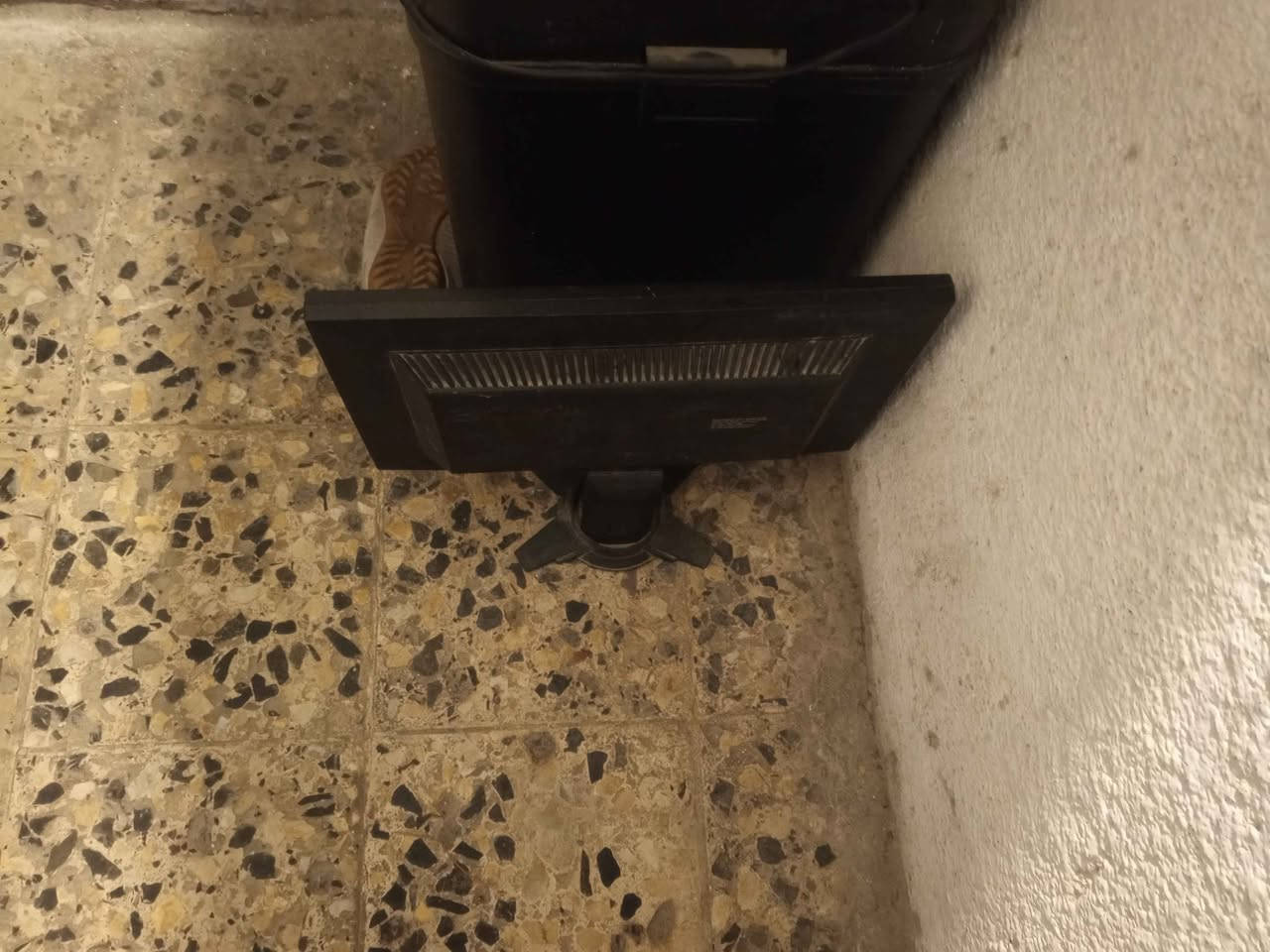 شاشات حجم 19 وحجم 17 بدون قاعدات للبيع عدد 3 مخرج vga فقط سعر 20 الف نوع LG اتصال *********** بغداد, العراق
