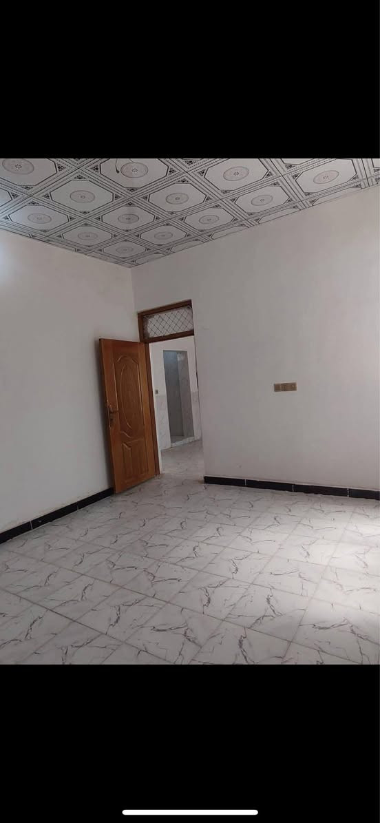 بيت للبيع عمود ٢٨٢  مقابل قرية الغدير نهاية شارع المطحنة السعر ٧٢ مليون للاتصال *********** مساحتة ٣٠٠متر يحتوي على غرفتين واستقبال وصالةومطبخ وصحيات داخل وخارج وحديقة
