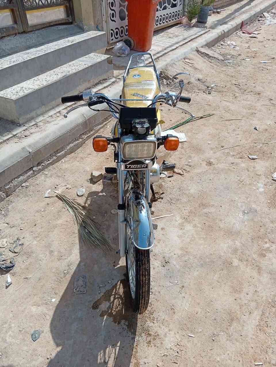 اربعه كير مديل 2021
محرك مكفول ما مفتوح ونضيف 
تايرات جدد 
زنجيل جديد ضفيره جديده 
كهربائيات كله شغاله 
دراجه حلوه ونضيفه وما عايزه شي 
شاصي مديل 2014
دراجه اوراق اصولي 
سعر 750بيه مجال للشراي 
واتساب 
***********
