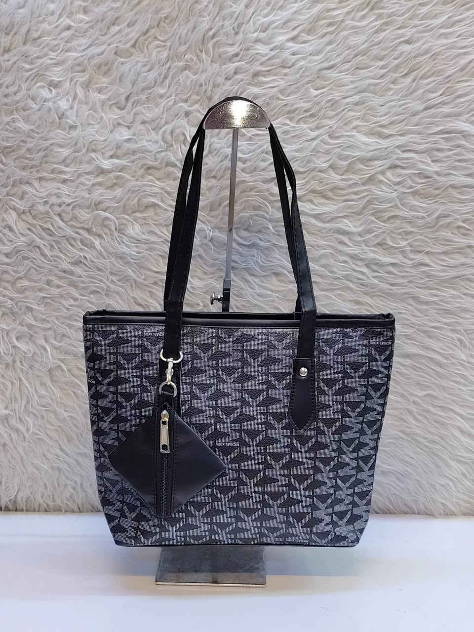 🌹 #أنسب الاسعار للاحذيه و الحقائب 🌹
 حقيبه نسائي مميزه السعر 5000 
#العنوان #شارع الامام القاسم ع الفرع المقابل لصيدلية كمال الجلبي داخل القيصريه 
#يتوفر #خدمة توصيل كل محافظات العراق 🌹


**إذا كنت صاحب هذا الإعلان وتريد حذفه لأي سبب، رجاءا أرسل رسالة إلى الدعم الفني**