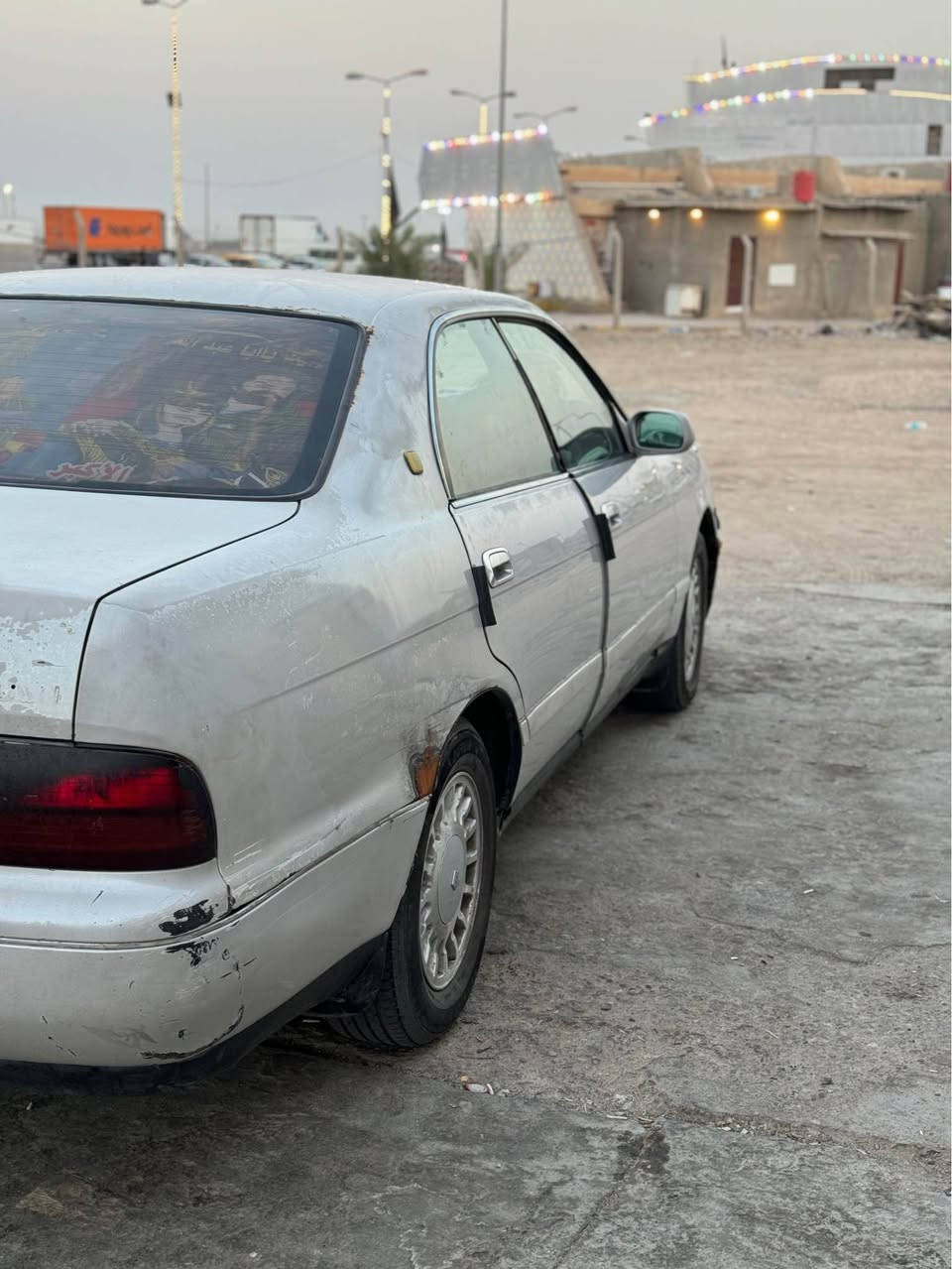 السلام عليكم 
سيارة نوع كراون بطة متصل 
الموديل: ١٩٩٢
اللون:لؤلؤي 
رقم:ميسان باسمي مشروع وطني 
السيارة كاملة ينراد الها شويه ترتيبات بسيطة كير جديد ماصار شهر من شاده محرك ديلكو ٢٥٠٠ السيارة صبغها بس الصندوق بي جراد 
بيها طخة بسيطة مثل ما موضح بالصور دواخلها حلوه 
السعر ٥٣ وبيها مجال للشراي 
مكاني بصرة حيانية 
السراي و الجاد يتواصل على الرقم 
*********** البصرة, العراق
