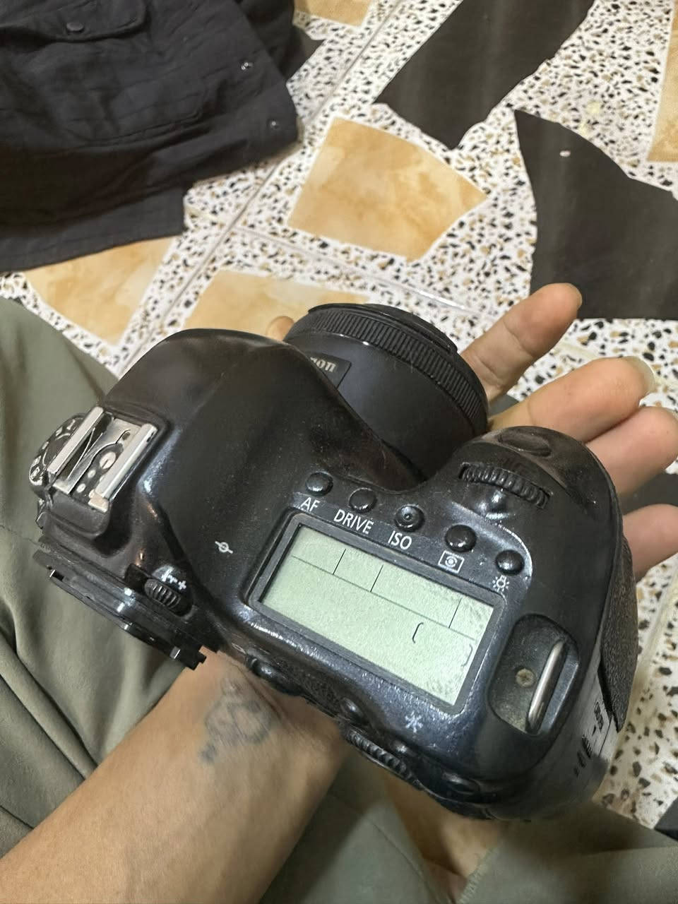 كامرة 6D  فول فريم للبيع مكاني بصرة وياها عدسة 50 ملم سينامية الكامره حلوه محتاج واريد ابيعها وياها شاحن فقط سعرها 650 الف رقم تواصل ***********
