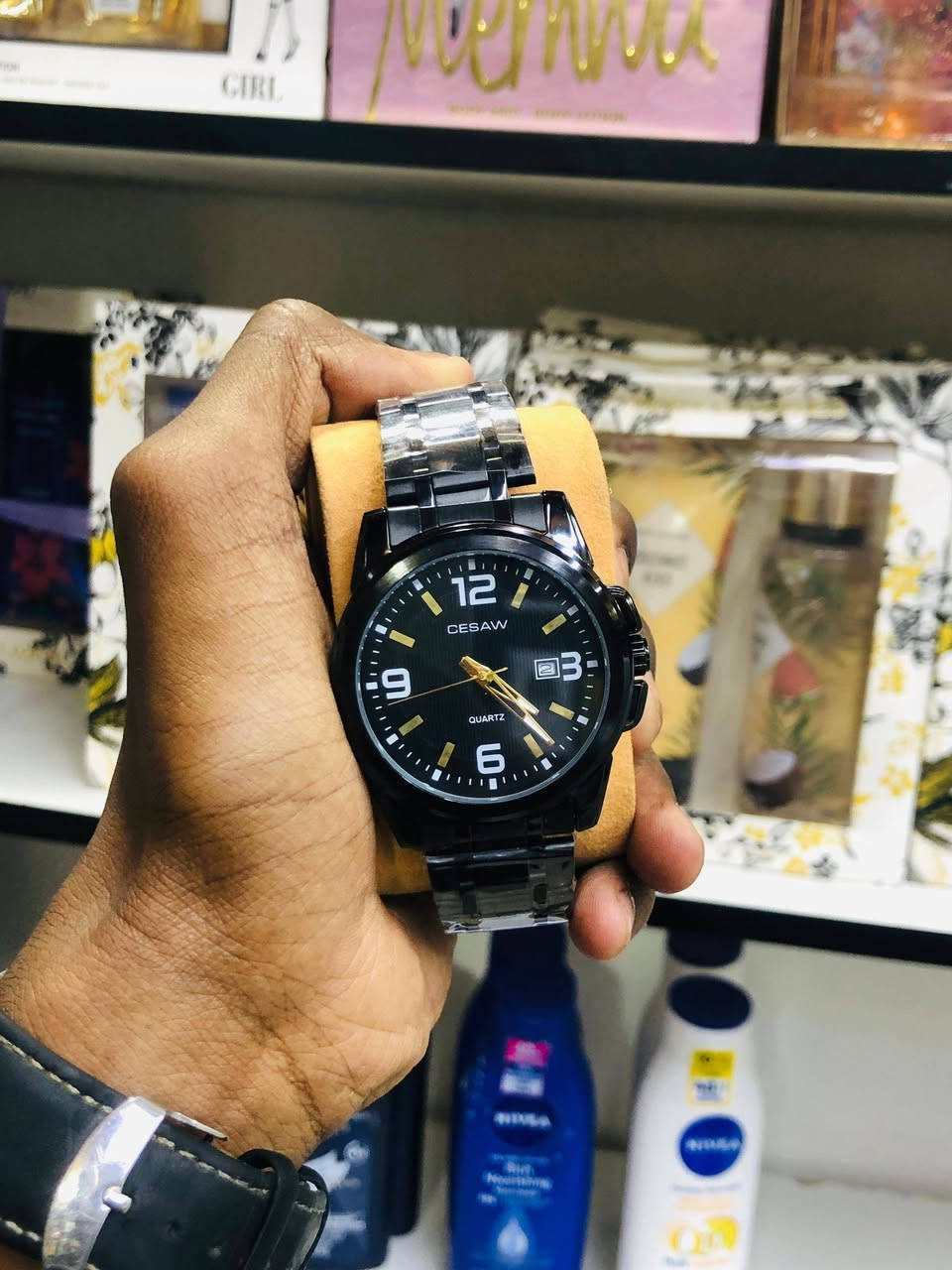 ⌚ ساعة CESAW – تصميم أنيق وعملي
ساعة مناسبة لكل الأذواق، تصميم بسيط وراقي يليق بالشغل والمشاوير اليومية 👌
المواصفات:
✔️مكنة ياباني ضد الماء 100%
✔️ ماكينة كوارتز دقيقة
✔️ أرقام واضحة وسهلة القراءة
✔️ زجاج مقاوم للخدش
✔️ استانلس استيل
✔️ خفيفة في اليد ومناسبة للاستخدام اليومي
✨ خيار ممتاز للزول البحب البساطة والأناقة في نفس الوقت
📍 متوفرة في امدرمان 
🚚 شحن لجميع الولايات
للطلب واتس فقط  :0998433176


**إذا كنت صاحب هذا الإعلان وتريد حذفه لأي سبب، رجاءا أرسل رسالة إلى الدعم الفني**