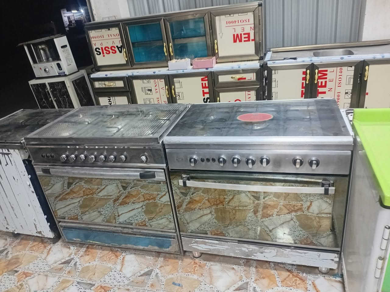 سلام عليكم كاونتر مترين و٣٠ وسنك متر و٣٠ كرانيت تفصال اخو الجديد بيع ومراوس طباخ كرياز مصري الباب الأول  وطباخ فريش مصري باب اول نضيف بيع ومراوس العنوان بلد جمعية ليمام استفسار ***********
