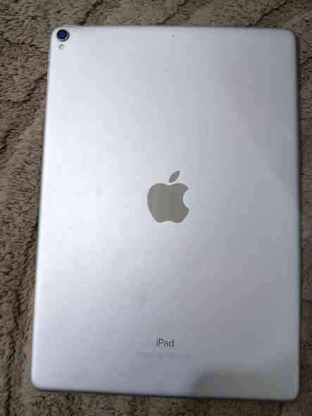 السلام عليكم ايباد 10 جان يشتغل عندي  وكع من ايدي فه ضل يشتغل وكف عندي و وديته لمصلح كال ابلازمه ايباد نضيف كلش سعر 100  العنوان بغداد حي اور ***********
