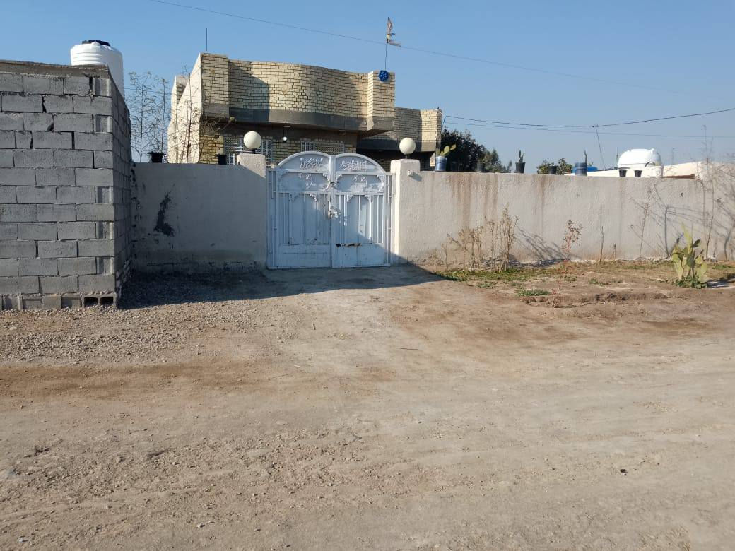 🔴 للبيع بيوت عدد (2) – طابو زراعي – موقع ركن مميز 
📐 المساحة الكلية: 1000 متر ركن على شارعين 15 متر
🏠 تفصيل المساحات:
▪️ البيت الأول: 600 متر
▪️ البيت الثاني: 400 متر
🏗 #مواصفات_البناء:
✔️ بناء طابوك
✔️ أرضية رفت
✔️ سقف صب كونكريت
🔹 #تفاصيل_البيت_الأول (600م):
▪️ غرفتين نوم
▪️ صالة
▪️ استقبال
▪️ مطبخ
▪️ حمامات داخلية وخارجية
🔹 #تفاصيل_البيت_الثاني (400م):
▪️ غرفتين نوم
▪️ صالة
▪️ استقبال
▪️ مطبخ
▪️ حمامات
⚙️ #مميزات_أضافية:

✔️ مخزن مستقل بمساحة 135 متر
✔️ #مولد_كهرباء أكثر من 300 أمبير
✔️ عدد الخطوط أكثر من 200 خط سحب
📍 #الموقع:
   يم شارع أبو نزار الكلابي – موقع مميز
✨ فرصة ممتازة للسكن أو الاستثمار كما موضح بالصور ادناه🔻🔻🔻🔻🔻🔻🔻
📞 تفاصيل اكثر وللاستفسار الاتصال 
      ***********
      ***********
